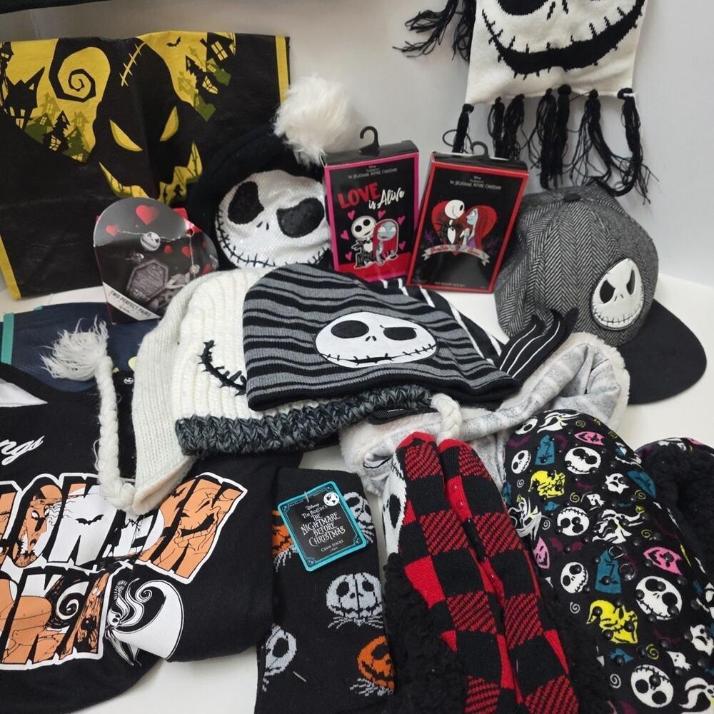 Lot Of 17 Nightmare Before Christmas Accessories Slipper Socks, Hats, Scarves - Picture 3 of 6